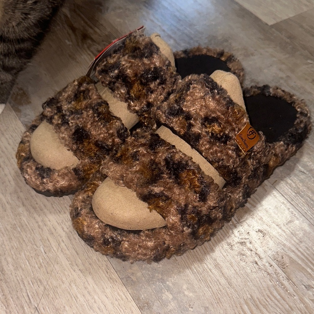 Women’s Cozy Brown Fuzzy Slippers ever foams NEW 7/8 slip on slides animal print